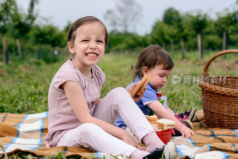 野餐的孩子们