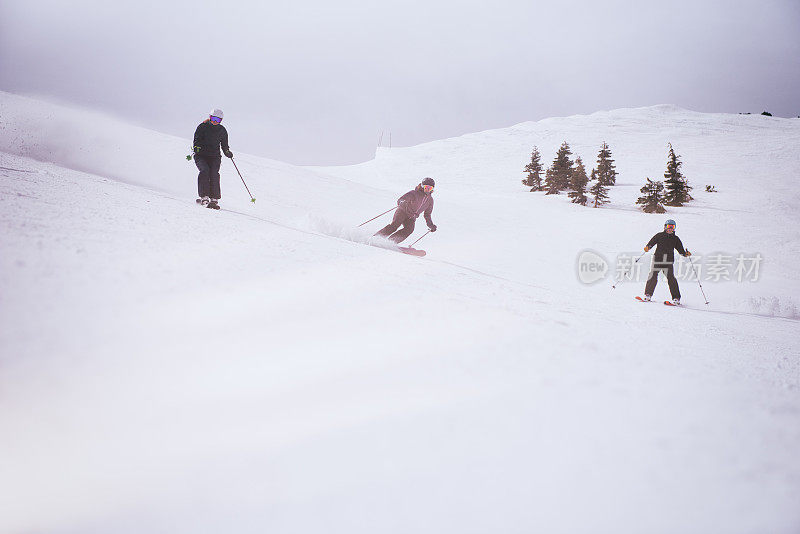 一群朋友一起滑雪