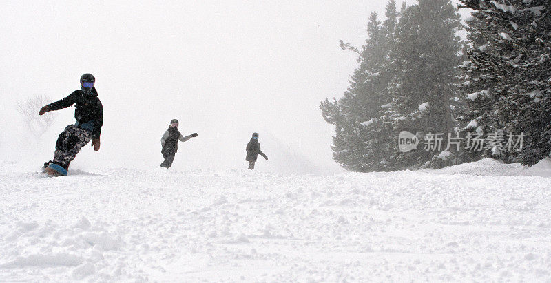 三名单板滑雪者在科罗拉多州博尔德附近的埃尔多拉滑雪度假村滑雪