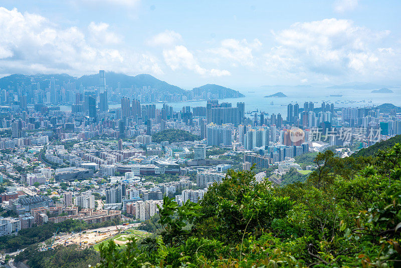 以城市为背景的香港狮子山无人机视图