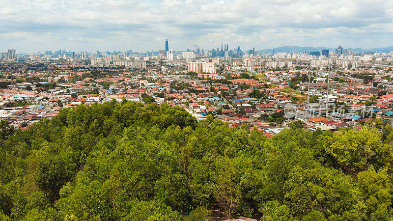整个吉隆坡的全景从城市的远郊。马来西亚。无人机空中镜头。飞过树林