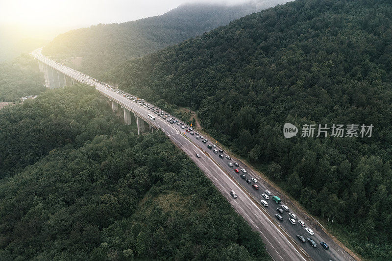 在高峰时间开车穿过交通堵塞。2019冠状病毒病大流行期间，首都城市入口处出现严重交通堵塞的公路桥鸟瞰图。忙碌的生活，俯视图，城市景观。