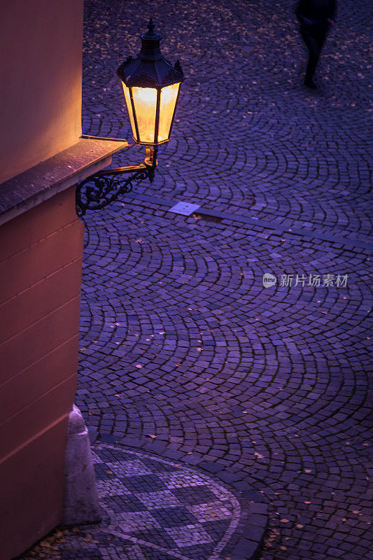 布拉格老城区的街角小巷在夜晚被街灯照亮-捷克共和国