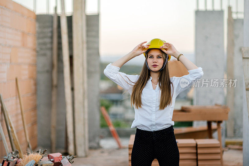 建筑工地上的年轻女工人