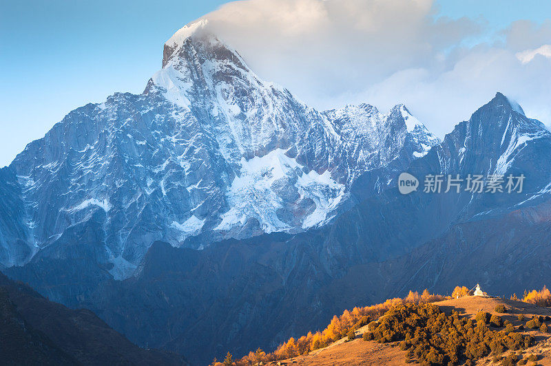 山日出广角景观自然风景观旅游国家公路旅行在中国和西藏亚丁，香格里拉，中国，西藏山在秋季雪山风景背景