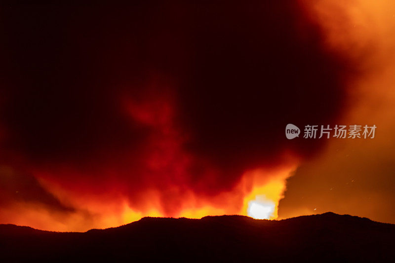 科罗拉多州西部松树峡谷大火的火焰和浓烟