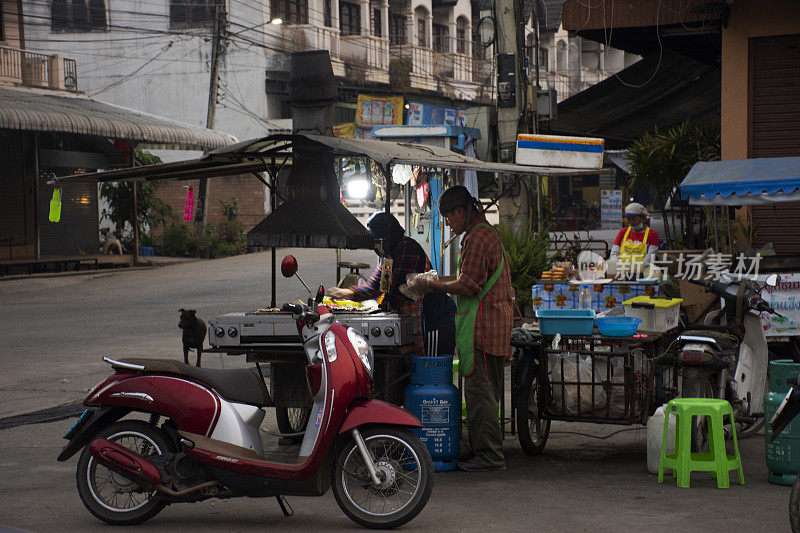 泰国人烹饪和出售街头泰国菜
