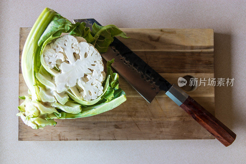 花椰菜用大刀切成两半