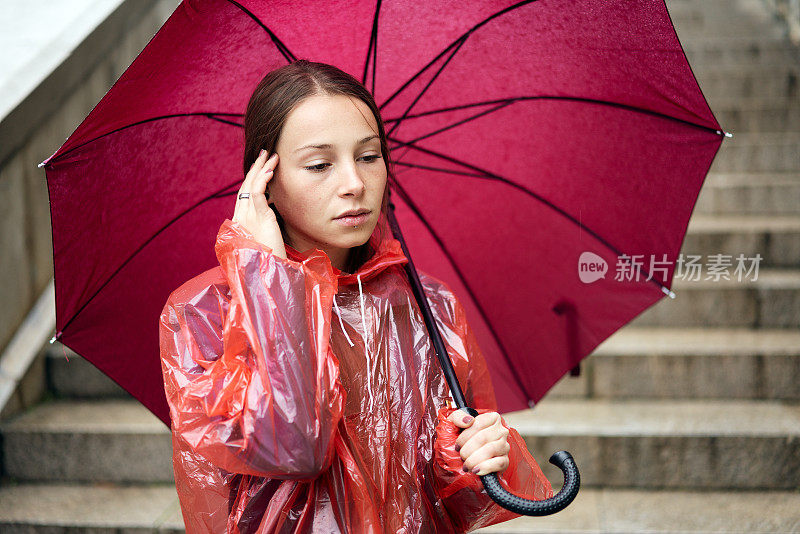 可悲的少女在雨天