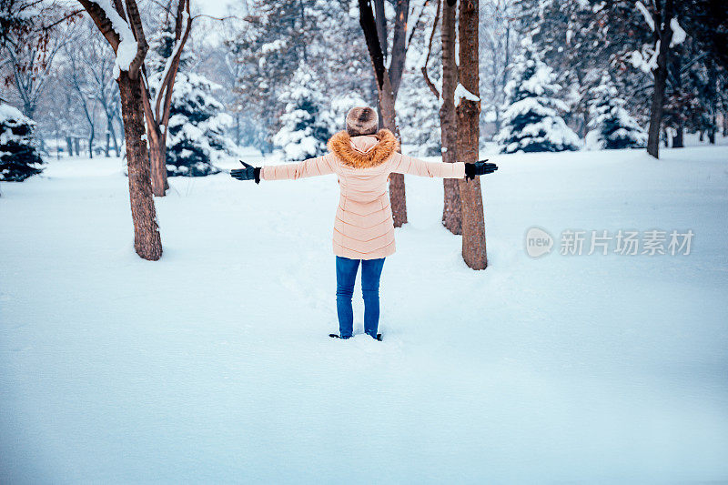 快乐的女人喜欢寒冷的冬日