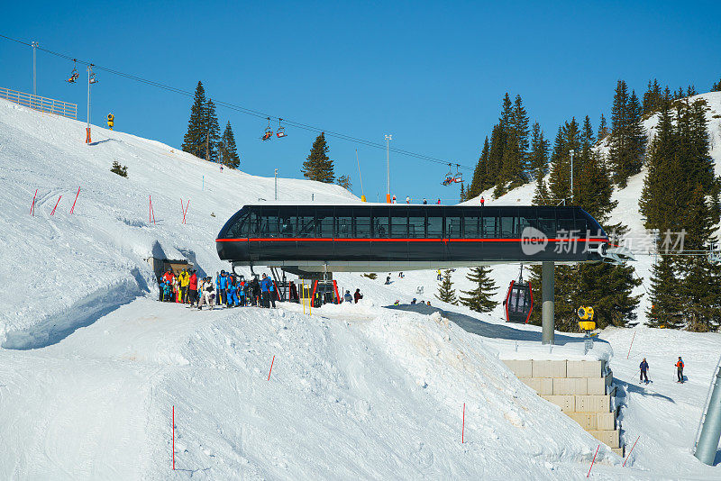 波黑滑雪胜地Jahorina滑雪缆车上的滑雪者