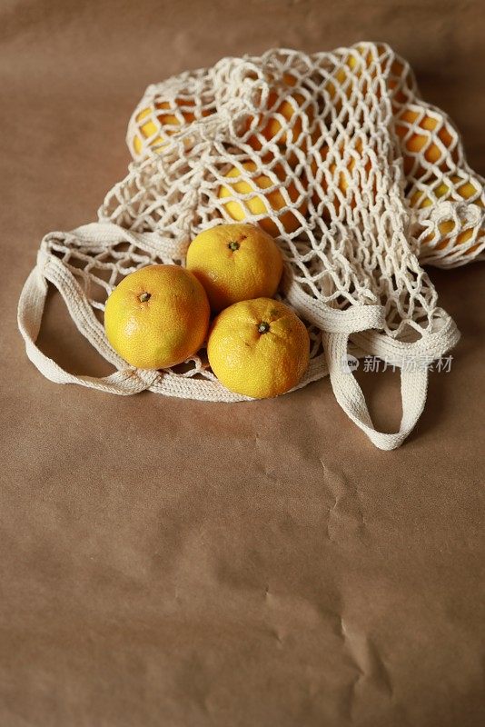牛皮纸包装的净袋装橘子