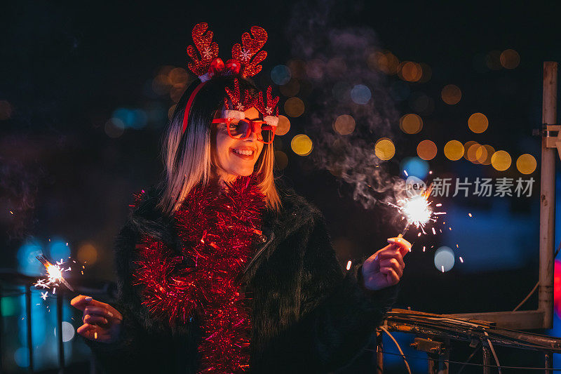 一个有圣诞洒水器的漂亮女人