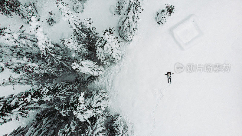 无人机拍摄的一个男人在做雪天使