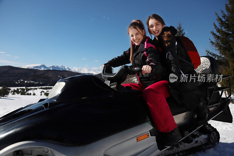 女性驾驶雪上汽车