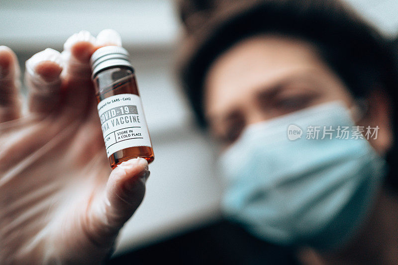 药剂师手持新型冠状病毒疫苗瓶