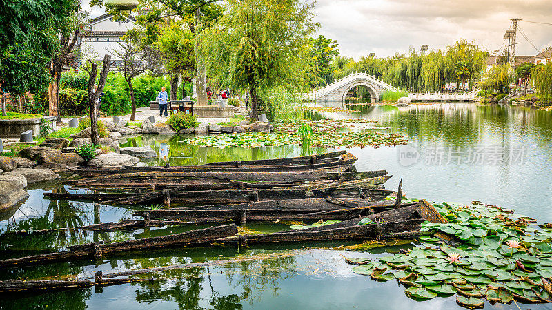 中国云南大理溪洲古镇，有古小船、石桥和池塘