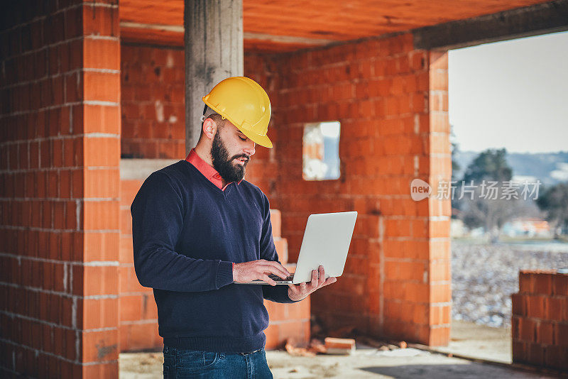 建筑师在建筑工地工作