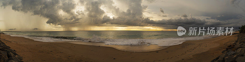 在斯里兰卡的希卡杜瓦，印度洋上空的壮观的天空和大量的雨云在风景优美的日落上。缝高分辨率全景。