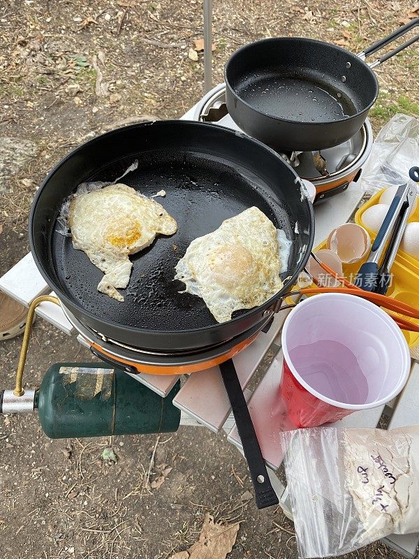 在野营炉上煎蛋