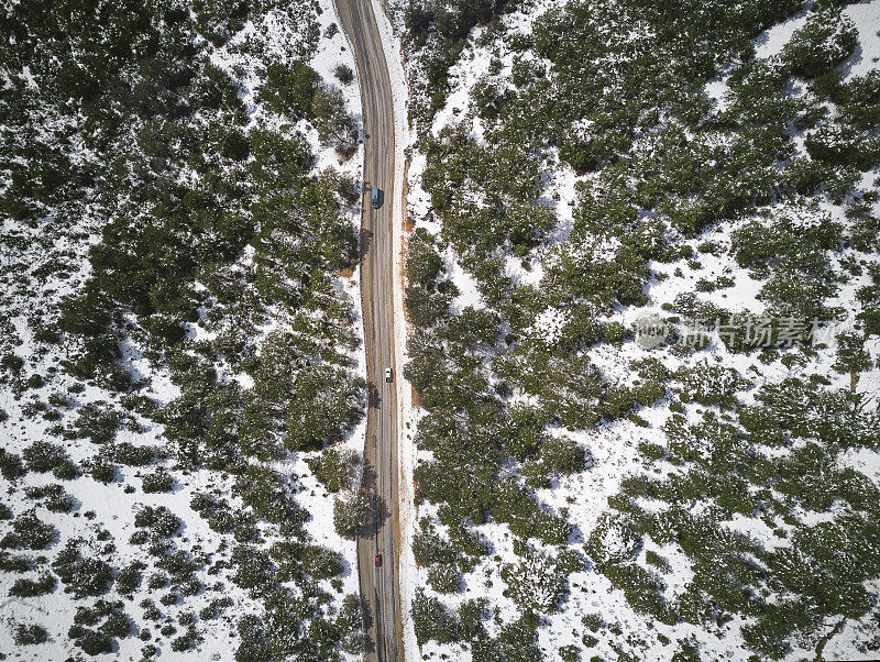 雪山之间的道路，车辆，俯视图