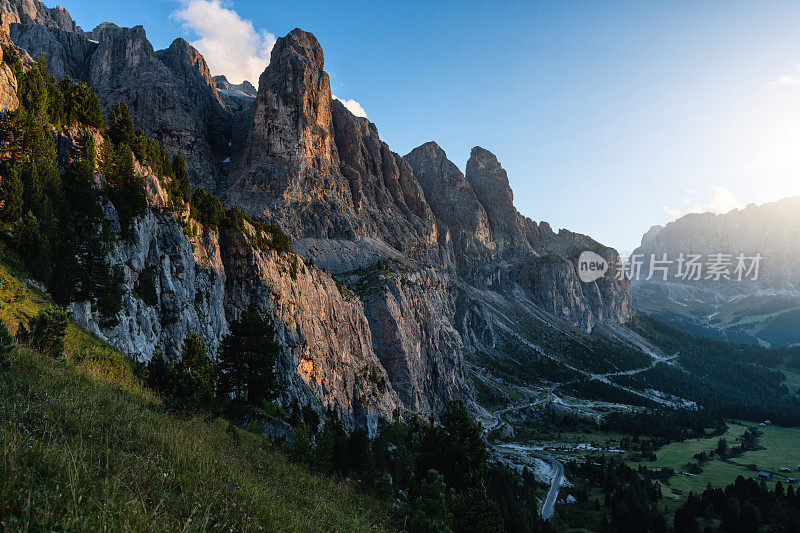 Dolomites上的户外标志性景观:从帕索塞拉全景