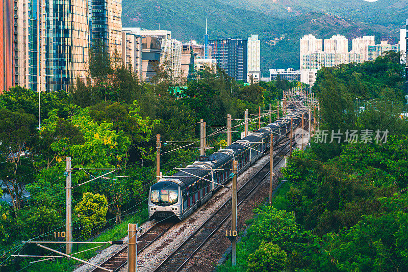 香港火车通过月台的速度