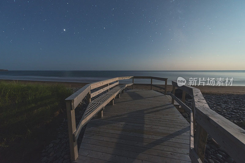 夏日夜晚的海滨木板路