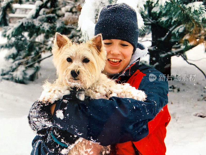 女孩和卡林梗在1997年的雪