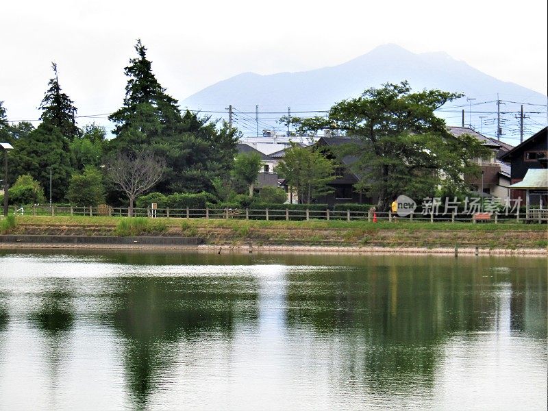 日本。8月。三沼湖和筑波山在阴天。