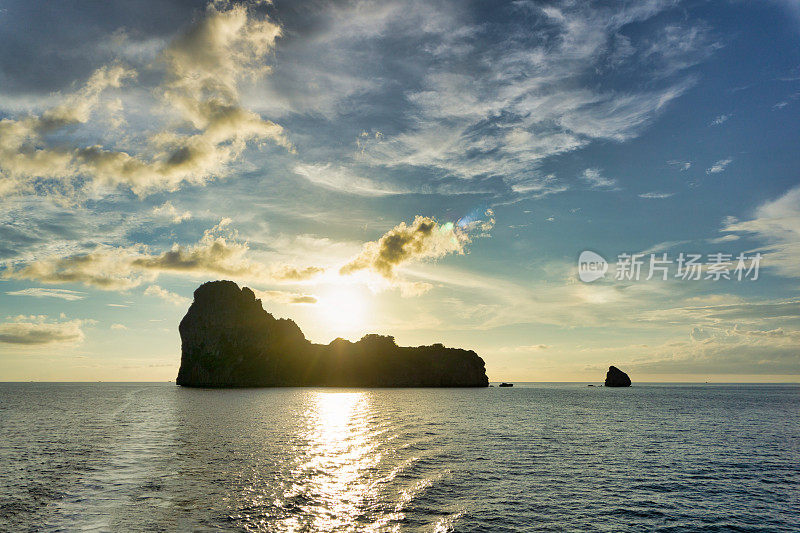 太阳在安达曼海热带岛屿后面落下