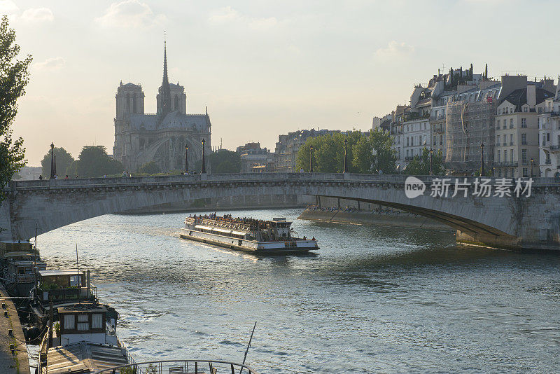 塞纳河和巴黎圣母院的景色