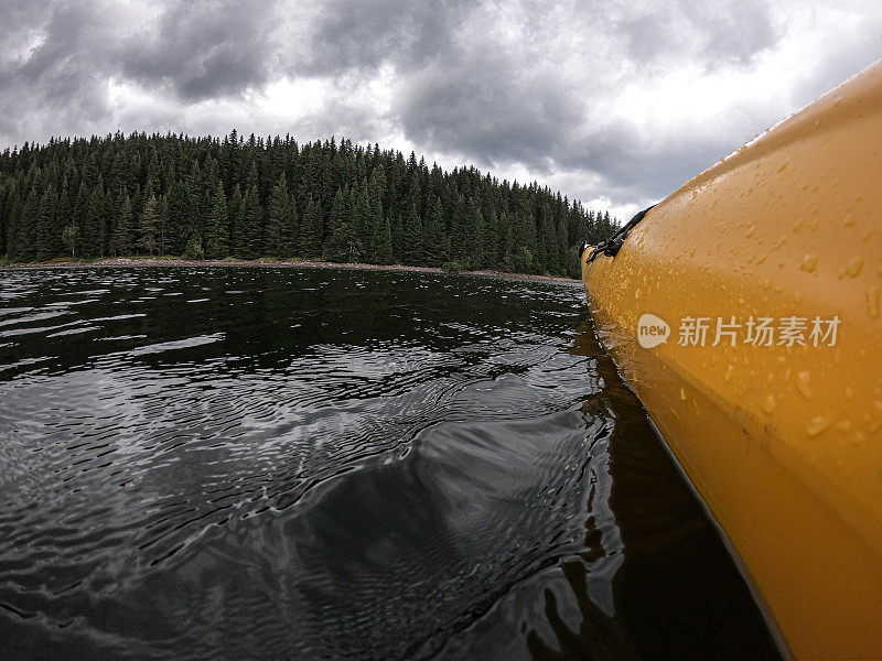 在山间湖划皮艇，看风景。划和旅游业。