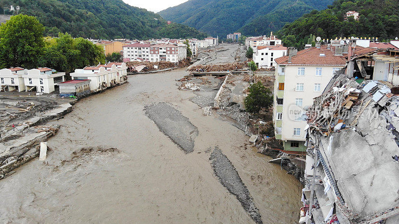 洪水袭击了土耳其的黑海省份