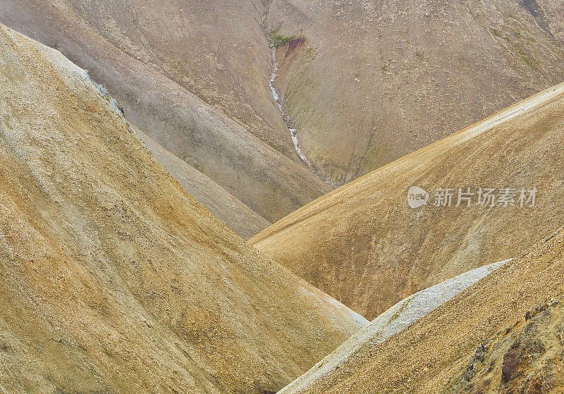 欧洲美丽独特的岛国冰岛的高地上的Landmannalaugar的令人叹为观止的彩色山丘