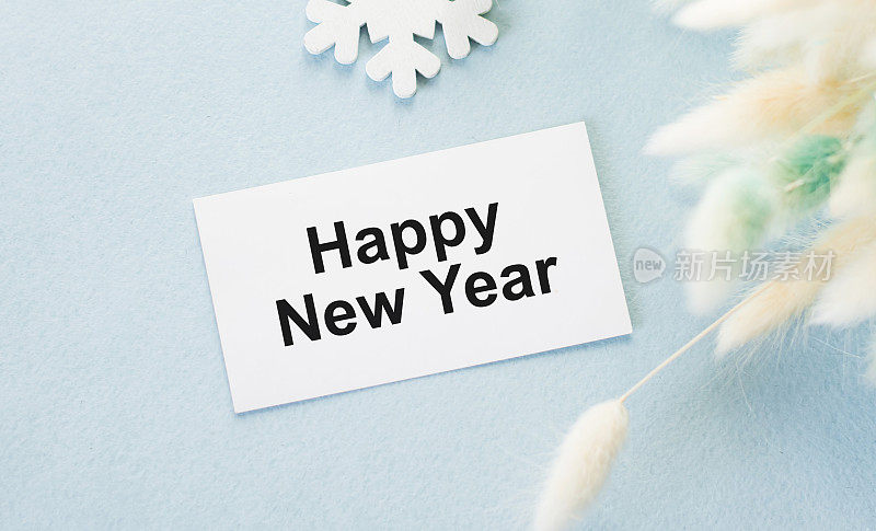 新年祝福语在蓝色背景卡片上，节日快乐