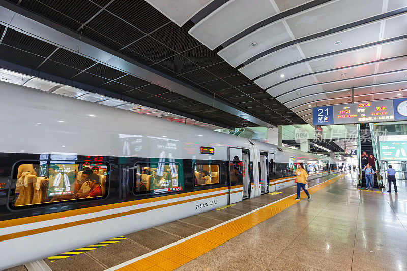 复兴型高速列车在中国北京南站高速运行