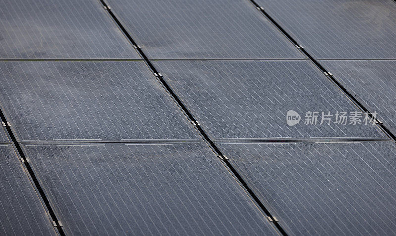 灰色的网格状太阳能电池板