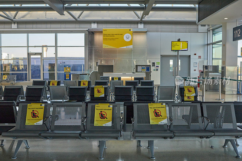 由于冠状病毒COVID-19的爆发，乘客数量下降。在都柏林DBL机场的空值机柜台的视图
