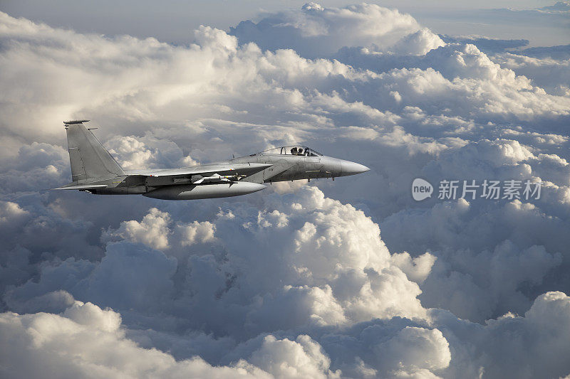 F-15战斗机飞过云层