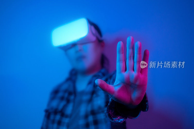 女性佩戴虚拟现实头盔或vr眼镜，未来教育技术的概念。