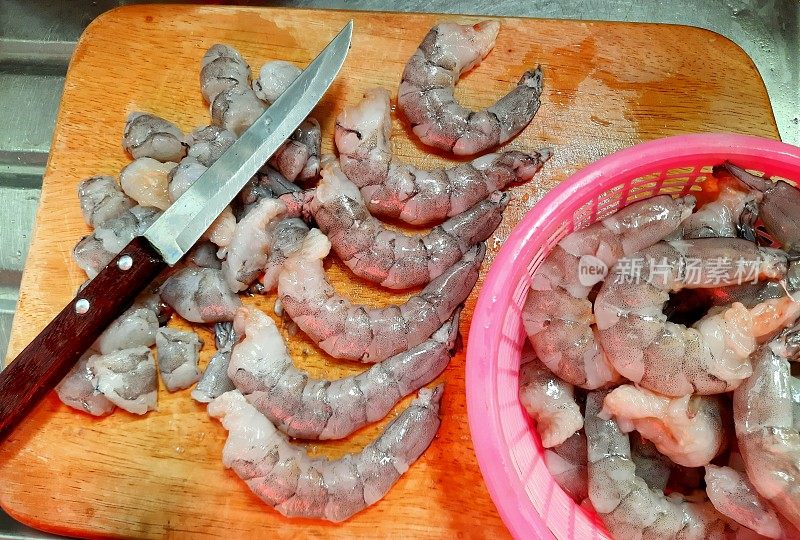 切虾板上削皮切虾-食品准备。