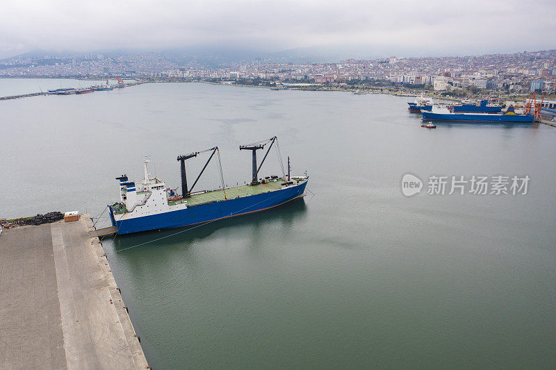 滚装船停泊在港口的鸟瞰图