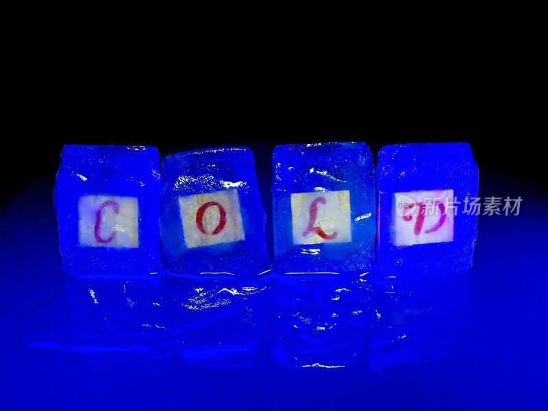 蓝色的冰块上嵌着字母拼出的单词COLD