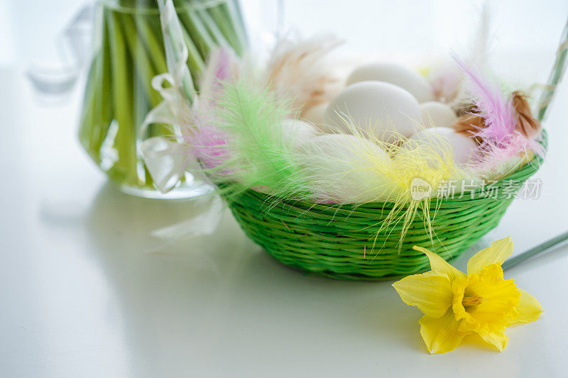 复活节彩蛋和水仙花的小装饰