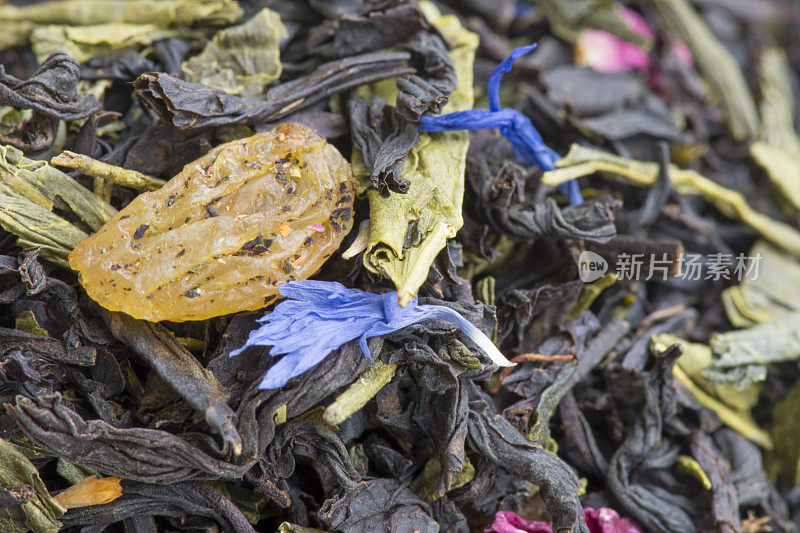 混合美味的红茶，干果和矢车菊花瓣。为芳香而有疗效的茶，含有抗氧化剂。茶的背景。