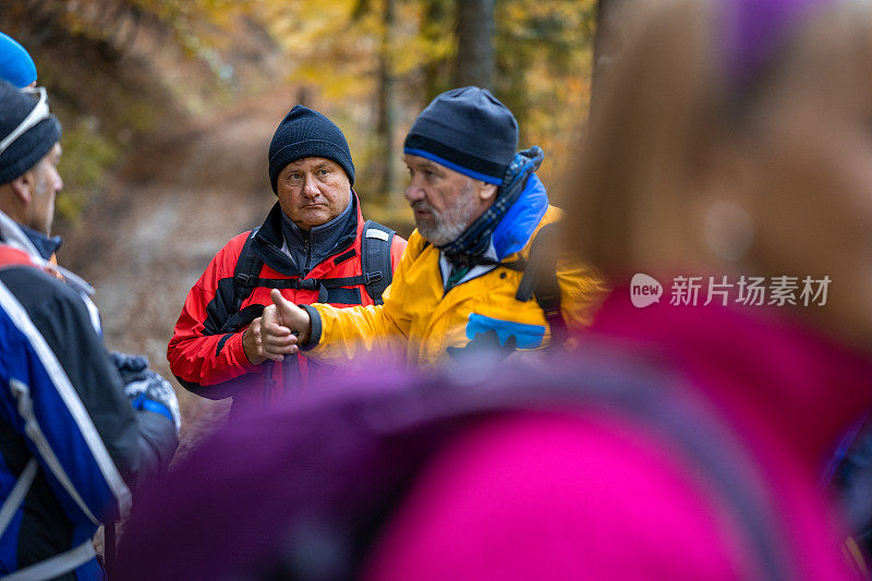 人们穿着五颜六色的户外运动服装站在那里交谈