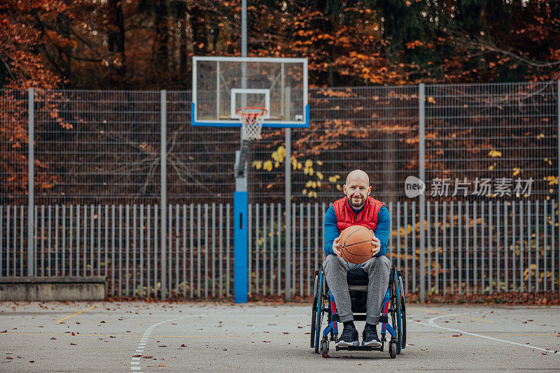 残疾人在篮球场上坐轮椅打球的肖像