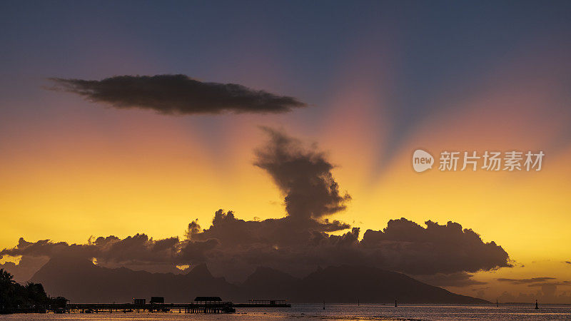 莫雷阿岛的落日色彩和引人注目的云朵。