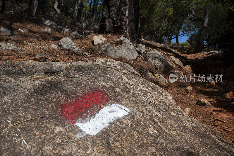 红色和白色的油漆显示历史上的利西亚之路到格里东尼亚灯塔